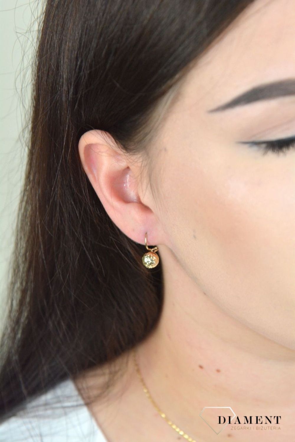 Kolczyki złote kulki wiszące grawerowane próba 375, KL 6417B 375 Złote kolczyki próby 375 wiszące kulki grawerowane. Złote kolczyki wykonane z wysokiej jakości żółtego złota, próba 375. Kolczyki w minimalistycznym stylu, wpis.jpg